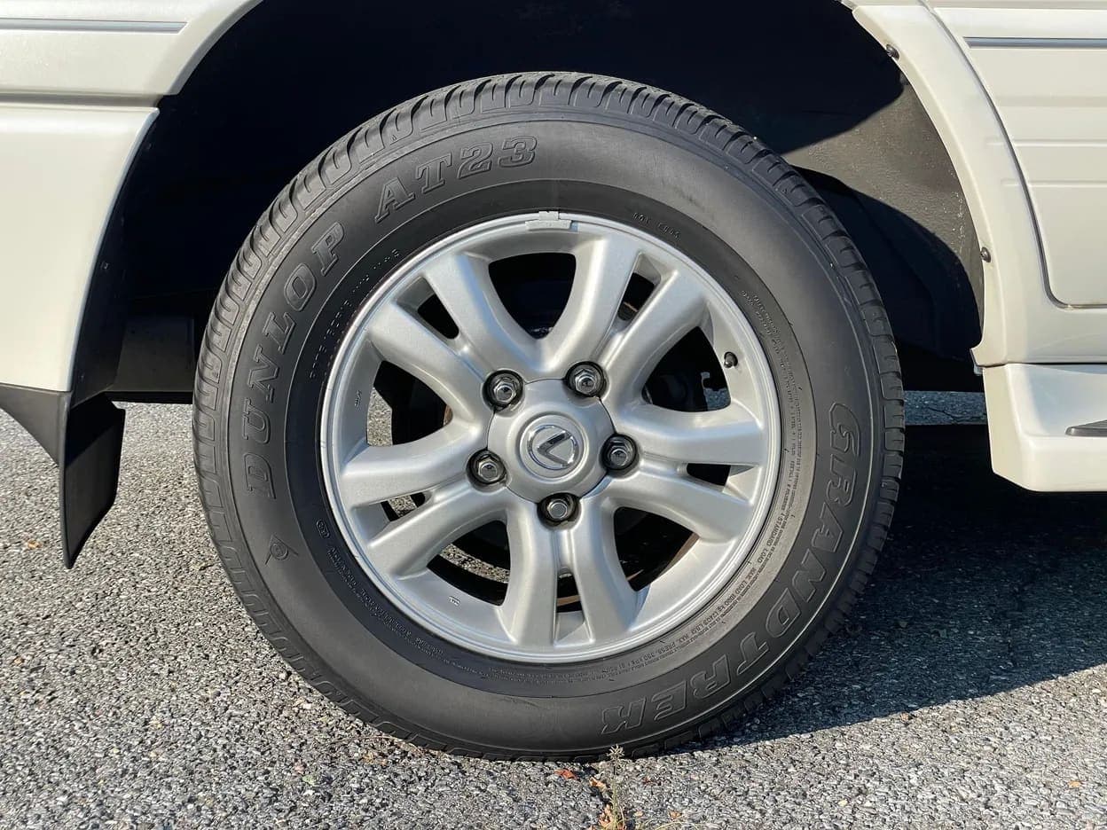 2004 Lexus LX 470, view
